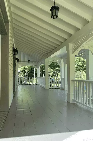 Peintures extérieures d'un balcon réalisées à Sherbrooke par CK Peintre
