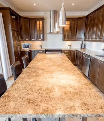 Cuisine résidentielle avec murs peints et finition professionnelle autour des armoires à Rock Forest par CK Peintre