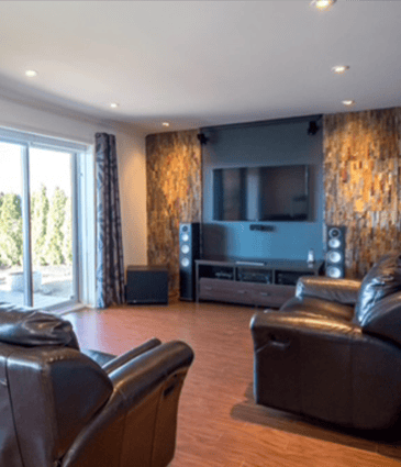 Salon résidentiel avec mur décoratif et peinture intérieure harmonisée aux matériaux en Estrie par CK Peintre